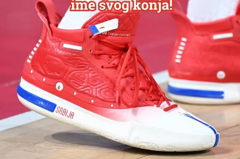 外媒展示约基奇近期欧锦赛热身赛中穿着的国家队配色Joker1