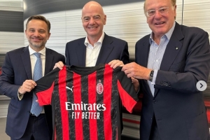 开云体育下载-国际足联主席因凡蒂诺造访米兰总部，并与米兰高层合影